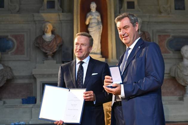 Oliver ZIPSE (Vorstandsvorsitzender BMW AG), Markus SOEDER (Ministerpraesident Bayern und CSU Vorsitzender). Verleihung Bayerischer Verdienstorden im Antiquariat der Residenz in Muenchen am 10.07.2024