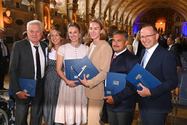 v.li:Sepp MAIER,Franziska PREUSS, Vanessa HINZ,Alexandra BURGHARDT,Georg (Schorsch) HACKL, Joerg AMMON, Verleihung Bayerischer Verdienstorden im Antiquariat der Residenz in Muenchen am 10.07.2024