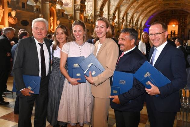 v.li:Sepp MAIER,Franziska PREUSS, Vanessa HINZ,Alexandra BURGHARDT,Georg (Schorsch) HACKL, Joerg AMMON, Verleihung Bayerischer Verdienstorden im Antiquariat der Residenz in Muenchen am 10.07.2024