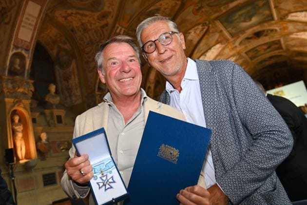 v.li:Patriick LINDNER (Saenger,Schauspieler) mit Ehemann Peter SCHAEFER: Verleihung Bayerischer Verdienstorden im Antiquariat der Residenz in Muenchen am 10.07.2024