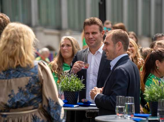 Philipp Lahm als Botschafter und Fußball-Schiedsrichter Felix Brych bei der Ehrung der Ehrenamtlichen Helfer der UEFA Euro 2024 Europameisterschaft in Deutschland in München im unteren Hofgarten.