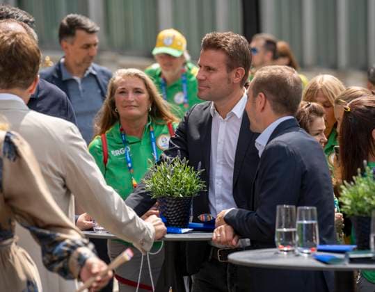 Philipp Lahm als Botschafter und Fußball-Schiedsrichter Felix Brych bei der Ehrung der Ehrenamtlichen Helfer der UEFA Euro 2024 Europameisterschaft in Deutschland in München im unteren Hofgarten.