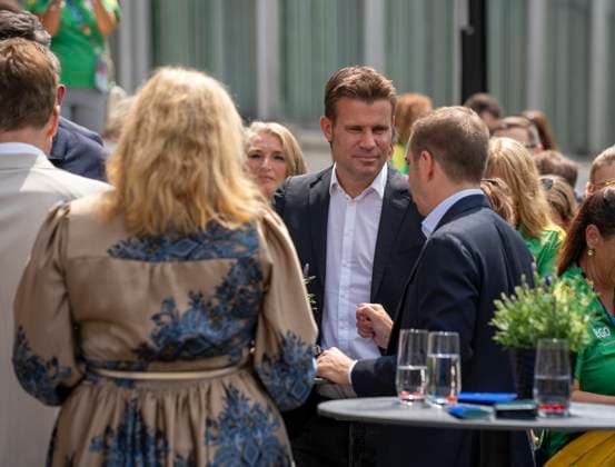 Philipp Lahm als Botschafter und Fußball-Schiedsrichter Felix Brych bei der Ehrung der Ehrenamtlichen Helfer der UEFA Euro 2024 Europameisterschaft in Deutschland in München im unteren Hofgarten.