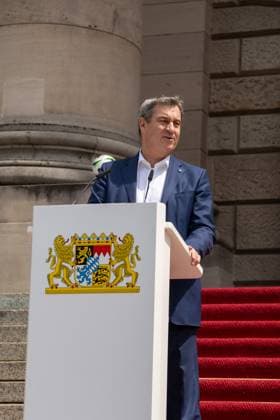 Ministerpräsident von Bayern Dr. Markus Söder bei der Ehrung der Freiwilligen Helfer der EM den Volunteers