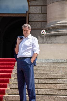 Ministerpräsident von Bayern Dr. Markus Söder bei der Ehrung der Freiwilligen Helfer der EM den Volunteers