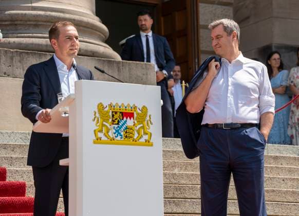 Dr. Markus Söder, Ministerpräsident von Bayern, mit Ex-Fußballspieler Philipp Lahm bei der Ehrung der Ehrenamtlichen Helfer der UEFA Euro 2024 Europameisterschaft in Deutschland in München im unteren Hofgarten.
