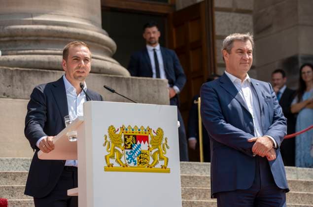 Dr. Markus Söder, Ministerpräsident von Bayern, mit Ex-Fußballspieler Philipp Lahm bei der Ehrung der Ehrenamtlichen Helfer der UEFA Euro 2024 Europameisterschaft in Deutschland in München im unteren Hofgarten.