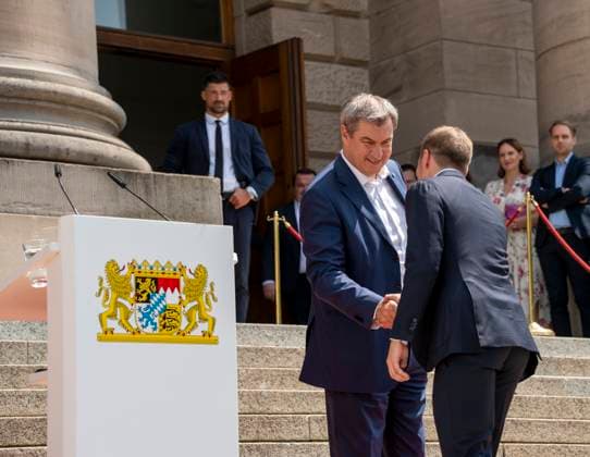 Dr. Markus Söder, Ministerpräsident von Bayern, mit Ex-Fußballspieler Philipp Lahm bei der Ehrung der Ehrenamtlichen Helfer der UEFA Euro 2024 Europameisterschaft in Deutschland in München im unteren Hofgarten.