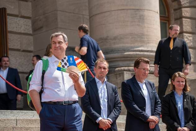 Dr. Markus Söder, Ministerpräsident von Bayern, winkt mit UEFA Fächer, weil es ihm sehr heiß ist. Bei der Ehrung der Ehrenamtlichen Helfer der UEFA Euro 2024 Europameisterschaft in Deutschland in München im unteren Hofgarten.
