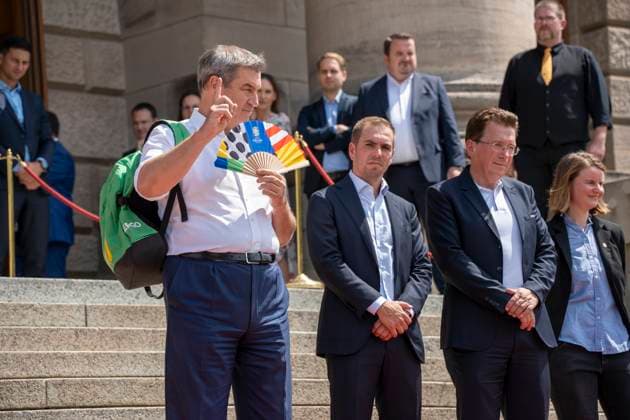 Dr. Markus Söder, Ministerpräsident von Bayern, winkt mit UEFA Fächer, weil es ihm sehr heiß ist. Bei der Ehrung der Ehrenamtlichen Helfer der UEFA Euro 2024 Europameisterschaft in Deutschland in München im unteren Hofgarten.