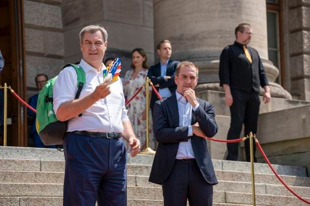 Dr. Markus Söder, Ministerpräsident von Bayern, winkt mit UEFA Fächer, weil es ihm sehr heiß ist. Bei der Ehrung der Ehrenamtlichen Helfer der UEFA Euro 2024 Europameisterschaft in Deutschland in München im unteren Hofgarten.