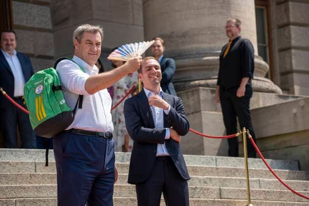 Dr. Markus Söder, Ministerpräsident von Bayern, winkt mit UEFA Fächer, weil es ihm sehr heiß ist. Bei der Ehrung der Ehrenamtlichen Helfer der UEFA Euro 2024 Europameisterschaft in Deutschland in München im unteren Hofgarten.