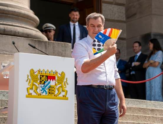 Dr. Markus Söder, Ministerpräsident von Bayern, winkt mit UEFA Fächer, weil es ihm sehr heiß ist. Bei der Ehrung der Ehrenamtlichen Helfer der UEFA Euro 2024 Europameisterschaft in Deutschland in München im unteren Hofgarten.
