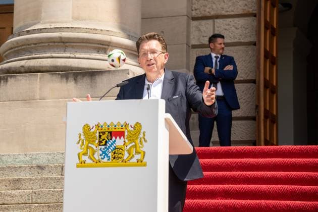 Ehrung der Freiwilligen Helfer der UEFA EURO 2024 Fußball EM den Volunteers im Unteren Hofgarten in München. UEFA Events CEO Martin Kallen hält eine Rede