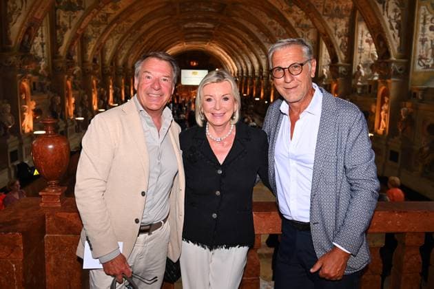 li:Patriick LINDNER (Saenger,Schauspieler),re:Ehemann Peter SCHAEFER. Verleihung Bayerischer Verdienstorden im Antiquariat der Residenz in Muenchen am 10.07.2024