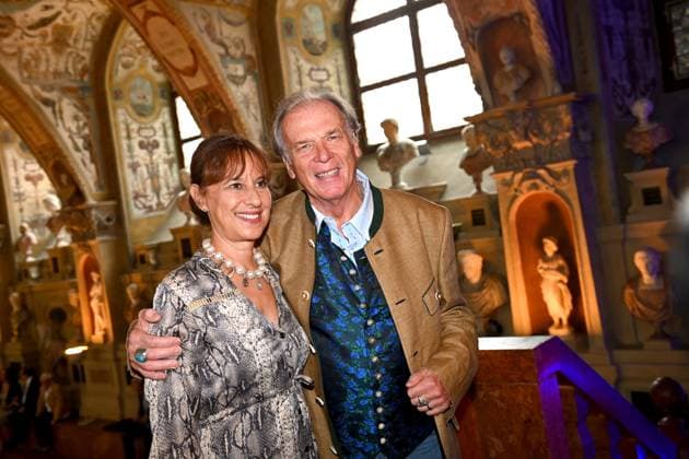 Wolfgang FIEREK (Schauspieler) mit Ehefrau Djamila MENDIL. Verleihung Bayerischer Verdienstorden im Antiquariat der Residenz in Muenchen am 10.07.2024