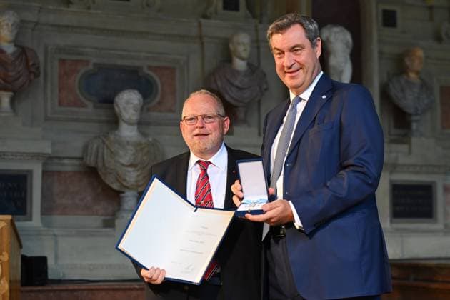 Klaus ADELT, Markus SOEDER (Ministerpraesident Bayern und CSU Vorsitzender). Verleihung Bayerischer Verdienstorden im Antiquariat der Residenz in Muenchen am 10.07.2024