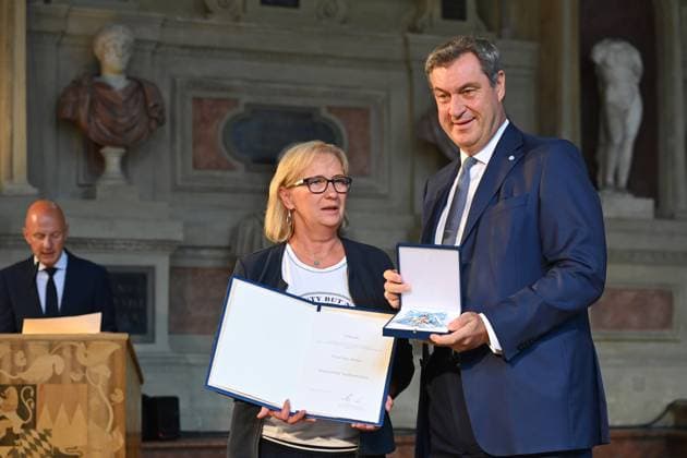 Inge ALZNER, Markus SOEDER (Ministerpraesident Bayern und CSU Vorsitzender). Verleihung Bayerischer Verdienstorden im Antiquariat der Residenz in Muenchen am 10.07.2024