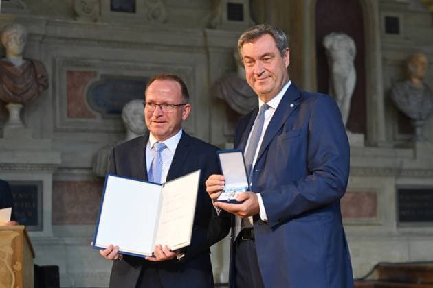 Joerg AMMON, Markus SOEDER (Ministerpraesident Bayern und CSU Vorsitzender). Verleihung Bayerischer Verdienstorden im Antiquariat der Residenz in Muenchen am 10.07.2024