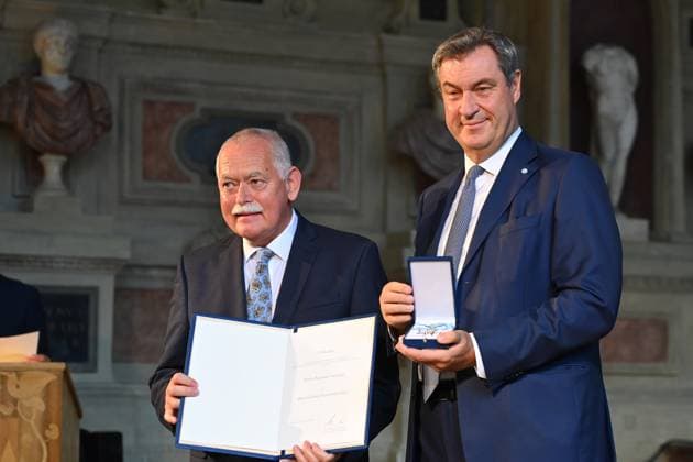 Konrad AMMON, Markus SOEDER (Ministerpraesident Bayern und CSU Vorsitzender). Verleihung Bayerischer Verdienstorden im Antiquariat der Residenz in Muenchen am 10.07.2024