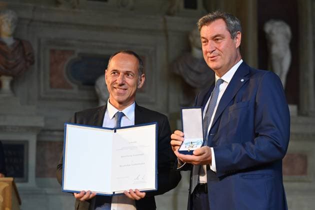 Georg ANASTASIADIS (Chefredakteur Muenchner Merkur), Markus SOEDER (Ministerpraesident Bayern und CSU Vorsitzender). Verleihung Bayerischer Verdienstorden im Antiquariat der Residenz in Muenchen am 10.07.2024