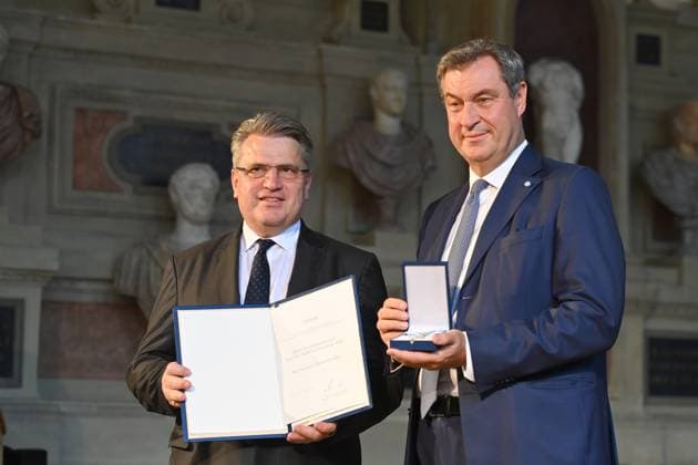 Prof.Dr. Winfried BAUSBACK, Markus SOEDER (Ministerpraesident Bayern und CSU Vorsitzender). Verleihung Bayerischer Verdienstorden im Antiquariat der Residenz in Muenchen am 10.07.2024