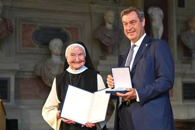 Aebtissin Dr. Mechthild BERNART, Markus SOEDER (Ministerpraesident Bayern und CSU Vorsitzender). Verleihung Bayerischer Verdienstorden im Antiquariat der Residenz in Muenchen am 10.07.2024