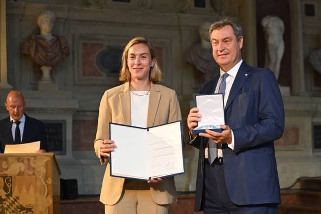 Alexandra BURGHARDT (Leichtathletin), Markus SOEDER (Ministerpraesident Bayern und CSU Vorsitzender). Verleihung Bayerischer Verdienstorden im Antiquariat der Residenz in Muenchen am 10.07.2024