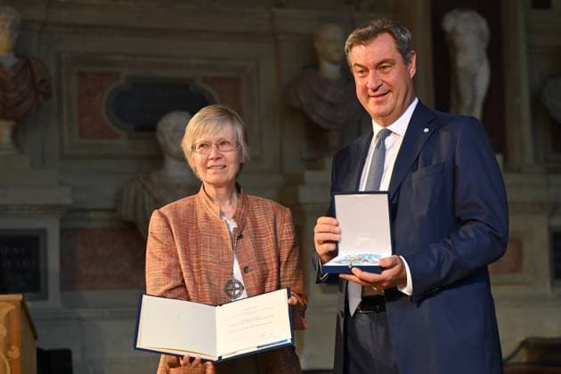 Schwester Ursula Teresa BUSKE, Markus SOEDER (Ministerpraesident Bayern und CSU Vorsitzender). Verleihung Bayerischer Verdienstorden im Antiquariat der Residenz in Muenchen am 10.07.2024