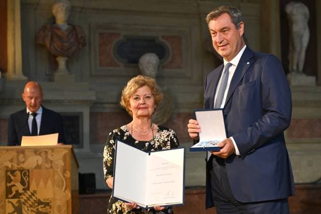 Ruth CESLANSKI, Markus SOEDER (Ministerpraesident Bayern und CSU Vorsitzender). Verleihung Bayerischer Verdienstorden im Antiquariat der Residenz in Muenchen am 10.07.2024