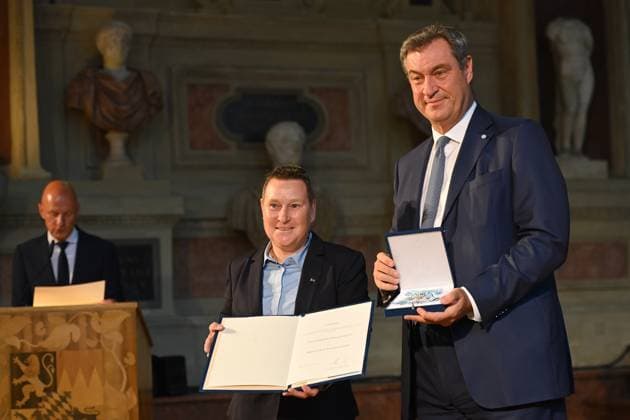 Angelika DREOCK KAESER, Markus SOEDER (Ministerpraesident Bayern und CSU Vorsitzender). Verleihung Bayerischer Verdienstorden im Antiquariat der Residenz in Muenchen am 10.07.2024