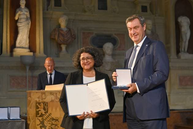 Irene DURUKAN, Markus SOEDER (Ministerpraesident Bayern und CSU Vorsitzender). Verleihung Bayerischer Verdienstorden im Antiquariat der Residenz in Muenchen am 10.07.2024