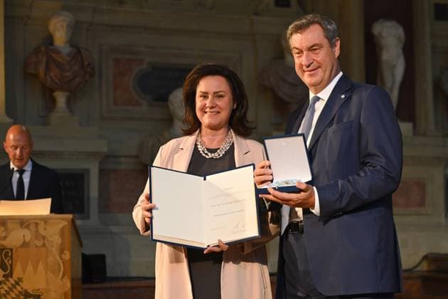 Dr. Ute EILING HUETIG, Markus SOEDER (Ministerpraesident Bayern und CSU Vorsitzender). Verleihung Bayerischer Verdienstorden im Antiquariat der Residenz in Muenchen am 10.07.2024