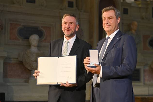 Guenther FLEISSNER (Praesident Bayerischer Bauernverband), Markus SOEDER (Ministerpraesident Bayern und CSU Vorsitzender). Verleihung Bayerischer Verdienstorden im Antiquariat der Residenz in Muenchen am 10.07.2024