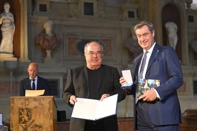 Thomas GAITANIDES, Markus SOEDER (Ministerpraesident Bayern und CSU Vorsitzender). Verleihung Bayerischer Verdienstorden im Antiquariat der Residenz in Muenchen am 10.07.2024