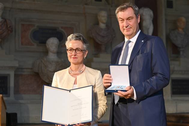 Baronin Adelheid von Gemmingen Hornberg, Markus SOEDER (Ministerpraesident Bayern und CSU Vorsitzender). Verleihung Bayerischer Verdienstorden im Antiquariat der Residenz in Muenchen am 10.07.2024