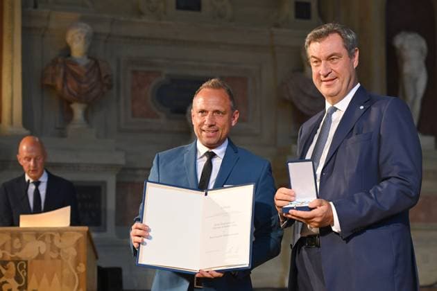Thorsten GLAUBER (Staatsminister fuer Umwelt und Verbraucherschutz), Markus SOEDER (Ministerpraesident Bayern und CSU Vorsitzender). Verleihung Bayerischer Verdienstorden im Antiquariat der Residenz in Muenchen am 10.07.2024