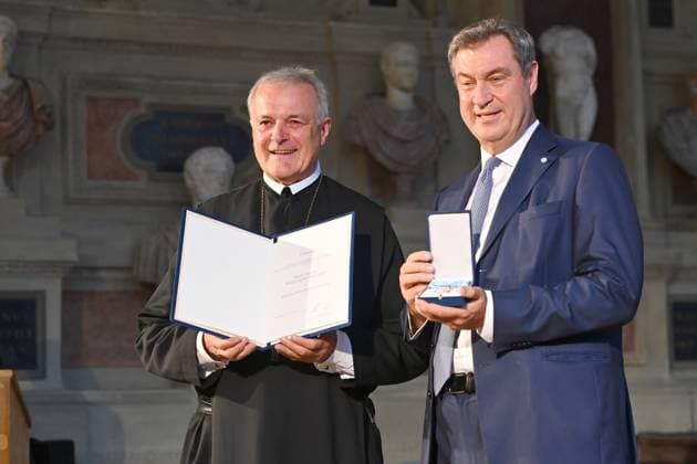 Abt emeritus Wolfgang Maria HAGL, Markus SOEDER (Ministerpraesident Bayern und CSU Vorsitzender). Verleihung Bayerischer Verdienstorden im Antiquariat der Residenz in Muenchen am 10.07.2024