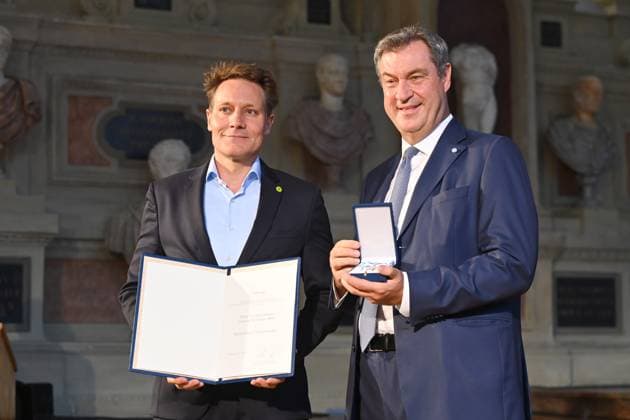 Ludwig HARTMANN (Politiker Buendnis90 DieGruenen), Markus SOEDER (Ministerpraesident Bayern und CSU Vorsitzender). Verleihung Bayerischer Verdienstorden im Antiquariat der Residenz in Muenchen am 10.07.2024