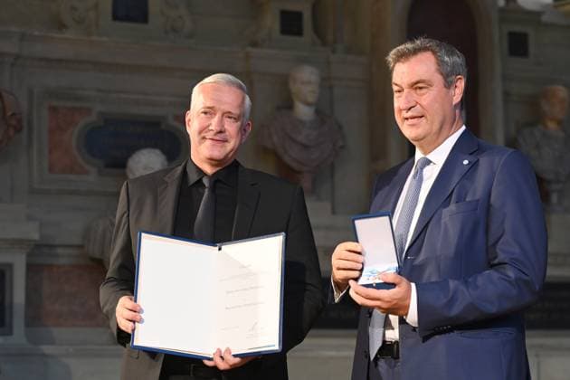 Alexander HERRMANN (Sternekoch), Markus SOEDER (Ministerpraesident Bayern und CSU Vorsitzender). Verleihung Bayerischer Verdienstorden im Antiquariat der Residenz in Muenchen am 10.07.2024