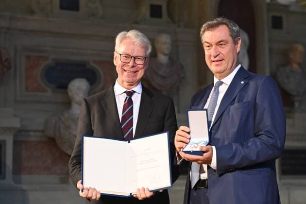 Dr. Hans Joachim HESSLER, (Praesident Bayerischer Verfassungsgerichtshof), Markus SOEDER (Ministerpraesident Bayern und CSU Vorsitzender). Verleihung Bayerischer Verdienstorden im Antiquariat der Residenz in Muenchen am 10.07.2024