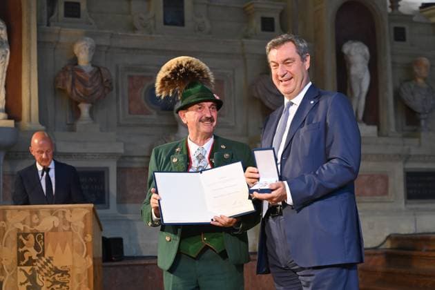 Anton HOETZELSPERGER (Mitglied Bayerischer Trachtenverband), Markus SOEDER (Ministerpraesident Bayern und CSU Vorsitzender). Verleihung Bayerischer Verdienstorden im Antiquariat der Residenz in Muenchen am 10.07.2024