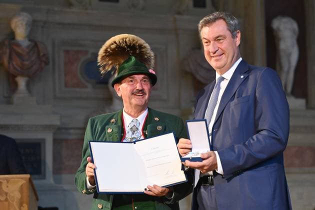 Anton HOETZELSPERGER (Mitglied Bayerischer Trachtenverband), Markus SOEDER (Ministerpraesident Bayern und CSU Vorsitzender). Verleihung Bayerischer Verdienstorden im Antiquariat der Residenz in Muenchen am 10.07.2024