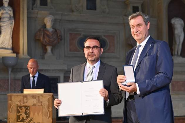 Klaus HOLETSCHEK (CSU,Fraktionsvorsitzender), Markus SOEDER (Ministerpraesident Bayern und CSU Vorsitzender). Verleihung Bayerischer Verdienstorden im Antiquariat der Residenz in Muenchen am 10.07.2024