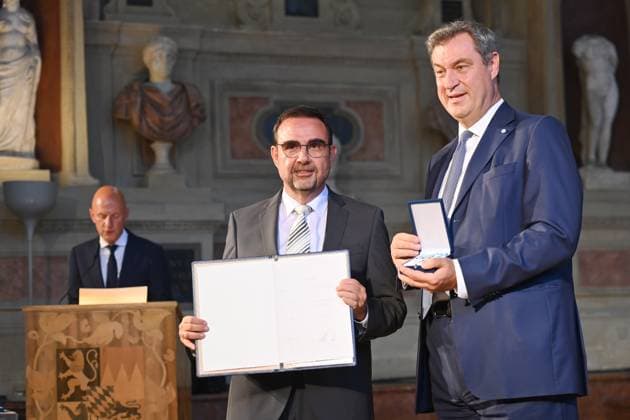 Klaus HOLETSCHEK (CSU,Fraktionsvorsitzender), Markus SOEDER (Ministerpraesident Bayern und CSU Vorsitzender). Verleihung Bayerischer Verdienstorden im Antiquariat der Residenz in Muenchen am 10.07.2024