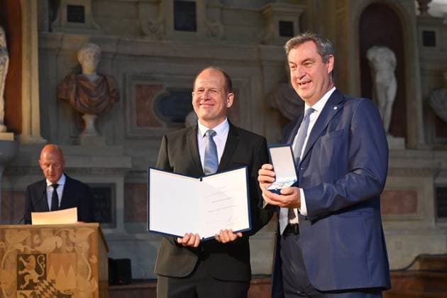 Harald HUEBNER, Markus SOEDER (Ministerpraesident Bayern und CSU Vorsitzender). Verleihung Bayerischer Verdienstorden im Antiquariat der Residenz in Muenchen am 10.07.2024