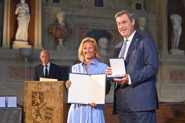 Iris KNOBLOCH (Praesidentin Filmfestival Canne), Markus SOEDER (Ministerpraesident Bayern und CSU Vorsitzender). Verleihung Bayerischer Verdienstorden im Antiquariat der Residenz in Muenchen am 10.07.2024