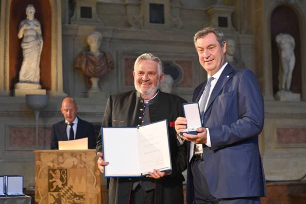 Karl Heinz KNOLL, Markus SOEDER (Ministerpraesident Bayern und CSU Vorsitzender). Verleihung Bayerischer Verdienstorden im Antiquariat der Residenz in Muenchen am 10.07.2024