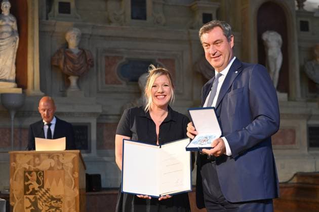 Claudia KORECK (Singer Songwriterin), Markus SOEDER (Ministerpraesident Bayern und CSU Vorsitzender). Verleihung Bayerischer Verdienstorden im Antiquariat der Residenz in Muenchen am 10.07.2024