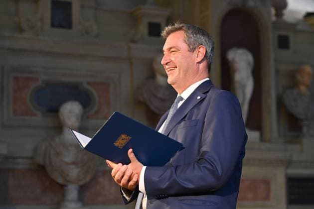 Markus SOEDER (Ministerpraesident Bayern und CSU Vorsitzender), lacht,lachen,lachend,optimistisch,gutgelaunt, Einzelbild,angeschnittenes Einzelmotiv,Halbfigur,halbe Figur. Verleihung Bayerischer Verdienstorden im Antiquariat der Residenz in Muenchen am 10.07.2024